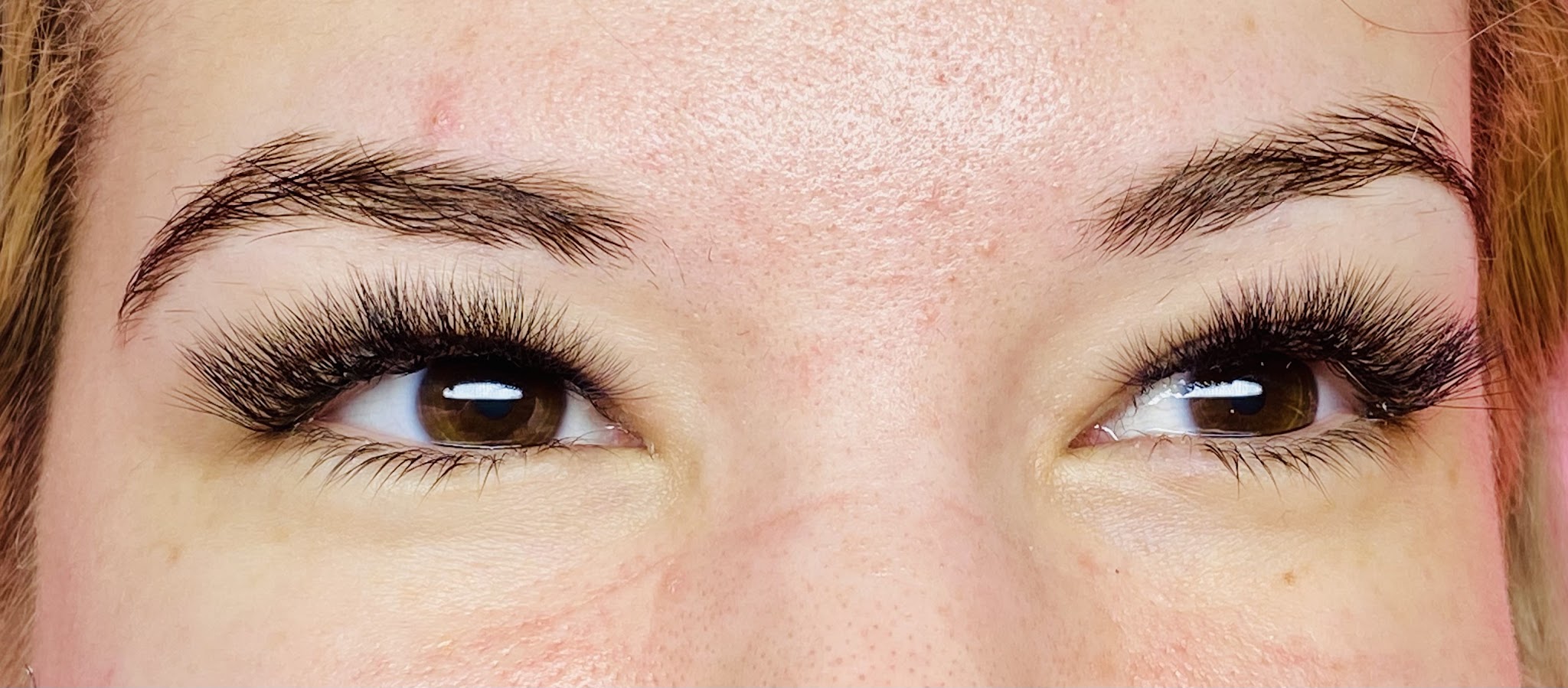 Both eyes with a full glamour lash set and groomed brows